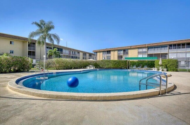 Building Photo - 600 Village Green Ct