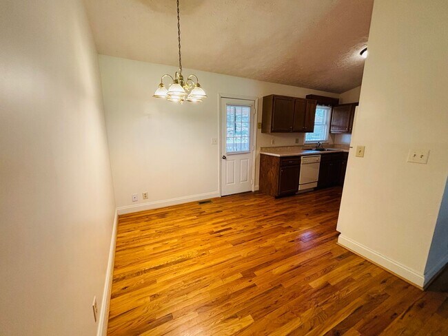 Building Photo - 1439 Sandy Cir