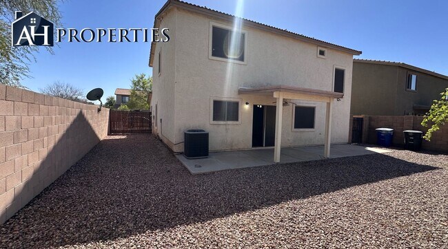 Building Photo - 3 Bed 2.5 bath 2 story house LOTS of storage