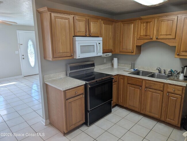 Building Photo - 900 Camphor Way