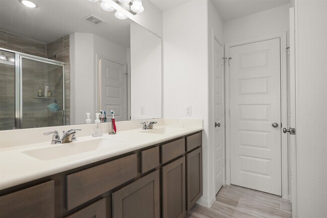 Building Photo - 7449 Hinsdale Dr