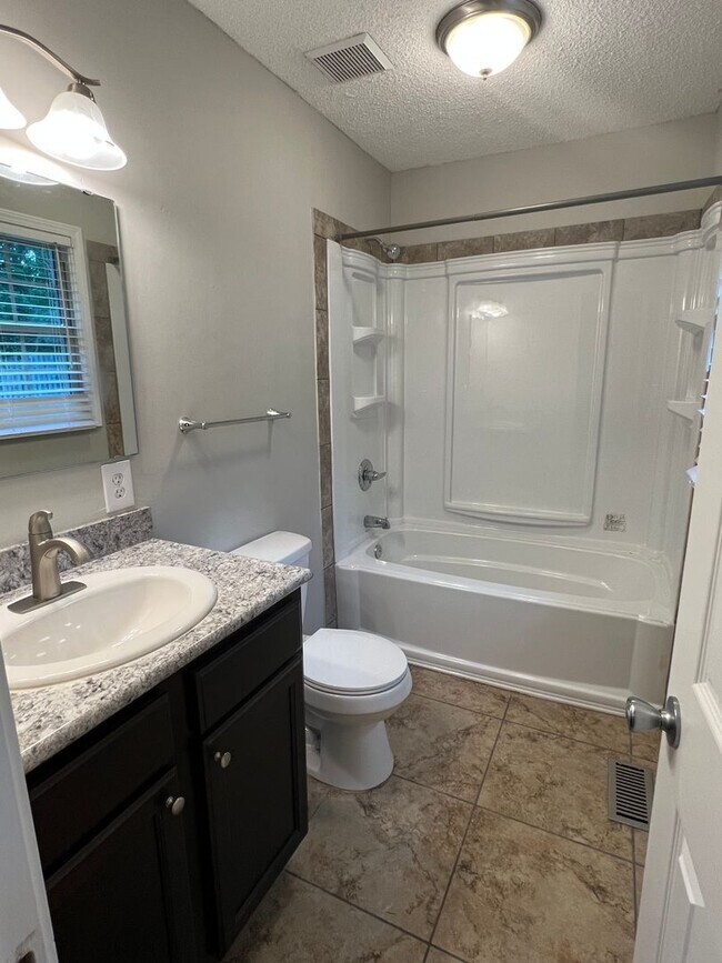 Building Photo - 2000 Lakebarry Dr