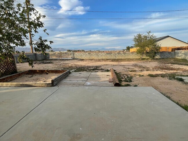 Building Photo - 3+2 READY NOW! $1,495.00