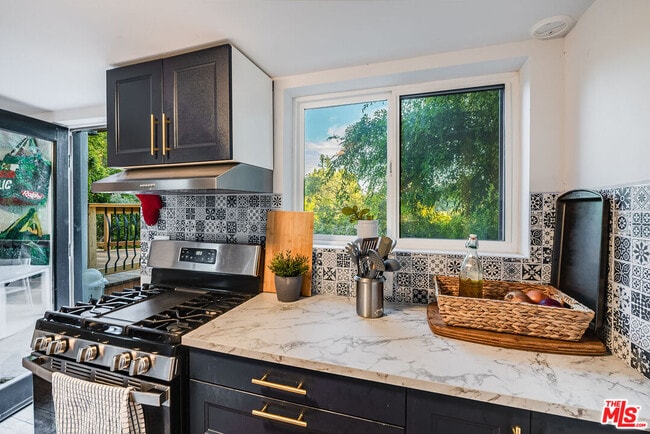 Building Photo - 3323 N Knoll Dr