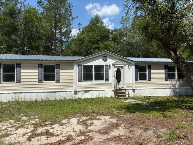 Primary Photo - 3 bed 2 bath single family home in quiet area