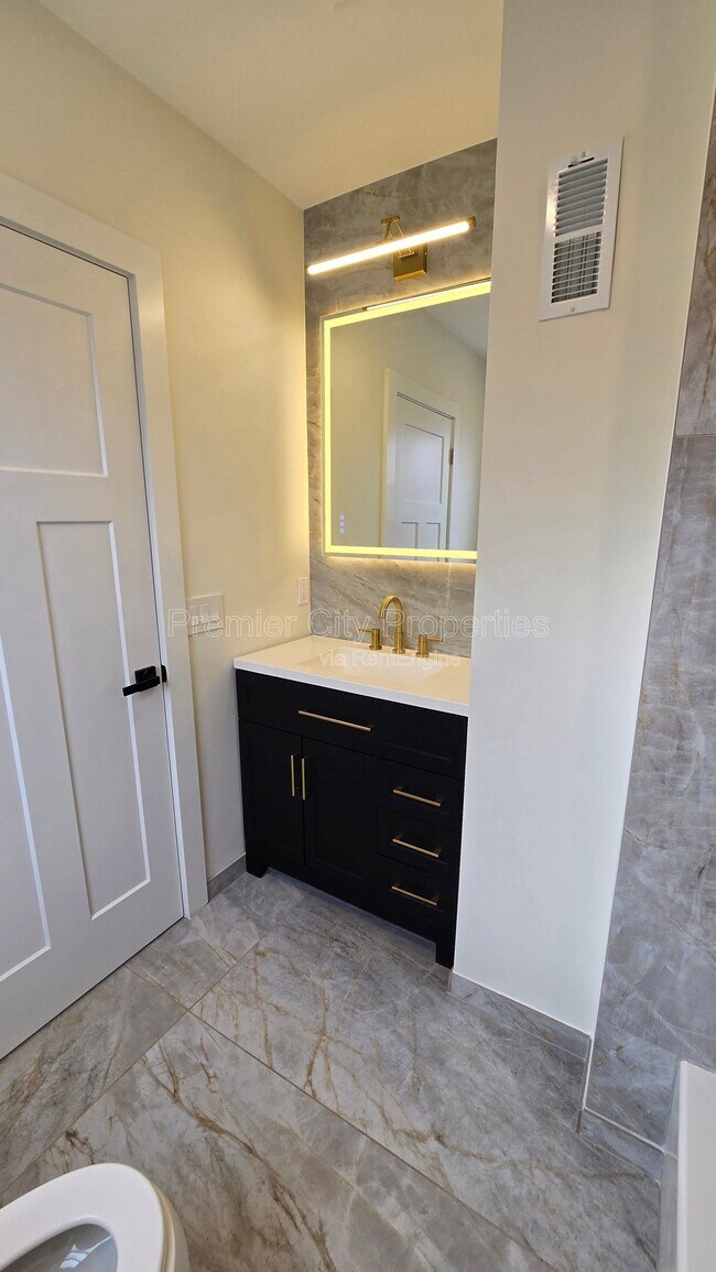 Building Photo - 240 Mcgregor Ave