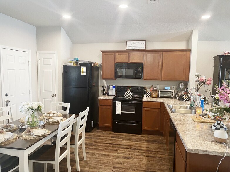 Room for nice sized table. - 1292 S Kingfisher Ln