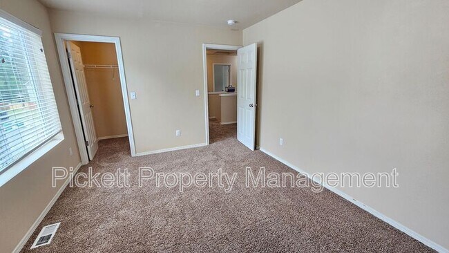 Building Photo - 2369 SW Siskin Cir