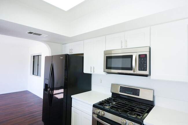 Building Photo - Stunning 3 Bed / 2.5 Bath Home w/ Loft, Two-Story Atrium & Remodeled Kitchen