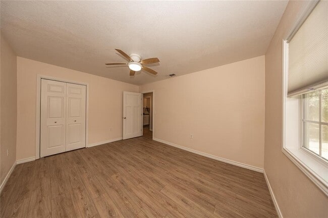 Building Photo - 400 Oak Knob Dr