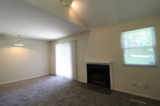 Building Photo - 2 Bedroom 1 Bath Duplex in the Westport Area