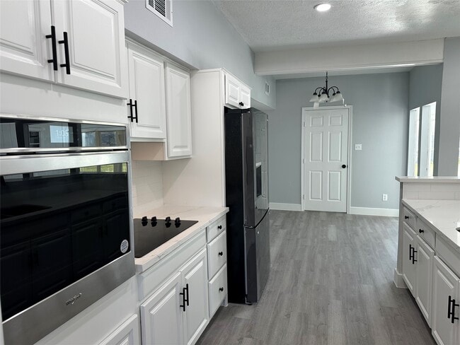 Building Photo - 5005 Tamarach Dr