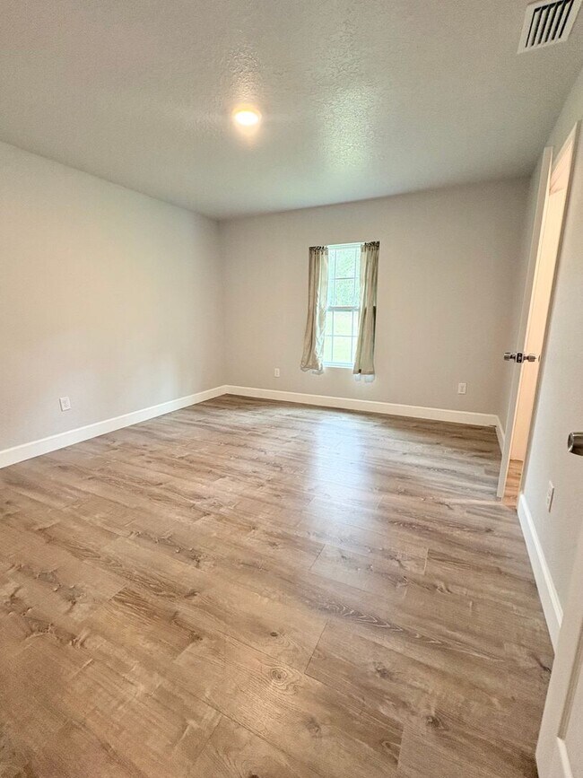 Building Photo - Peaceful Country Living in Bronson, FL!