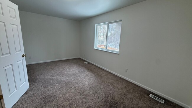 Building Photo - Lovely west Facing 3 Bed, 2 Bath, 2 Car Garage Townhouse!  Available now!