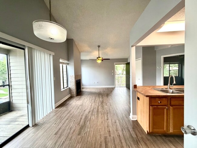 Building Photo - 549 Sun Ridge Pl