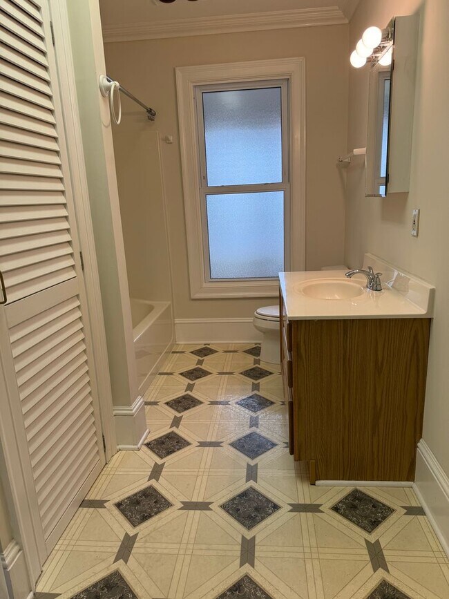 Building Photo - Spacious 1 Bedroom Convenient to Downtown ...