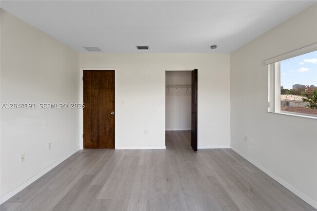 Building Photo - 2782 SW 33rd Ave