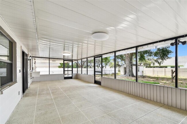 Building Photo - 1102 Shadowbrook Dr N