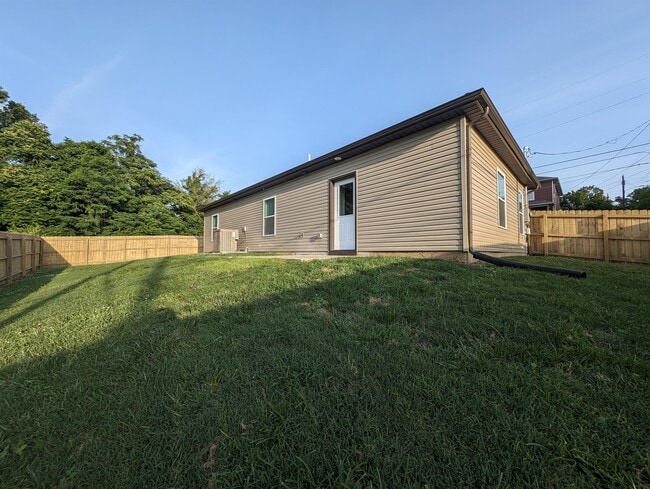 Building Photo - 426 W 4th St