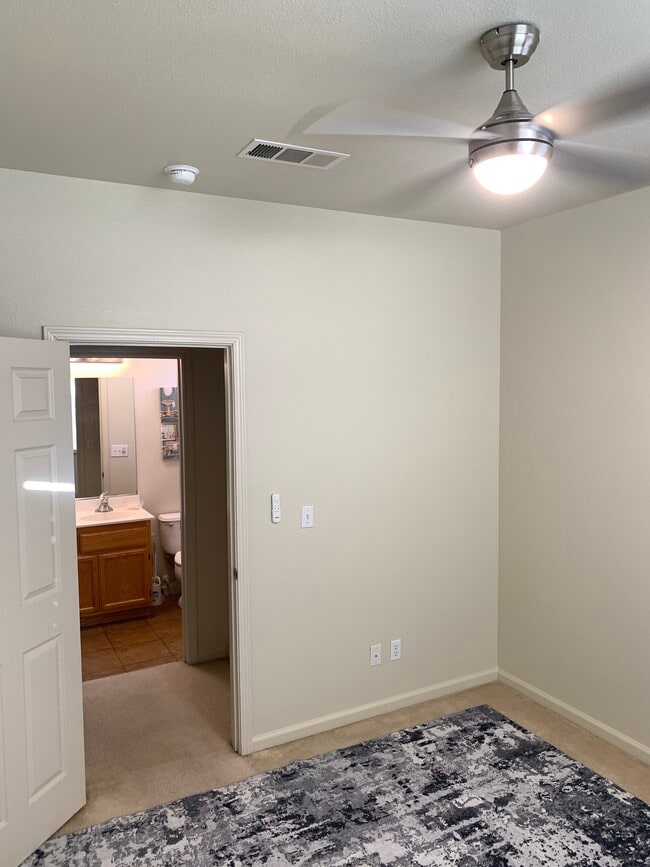 No master bathroom. - 1495 Breezeway Ct