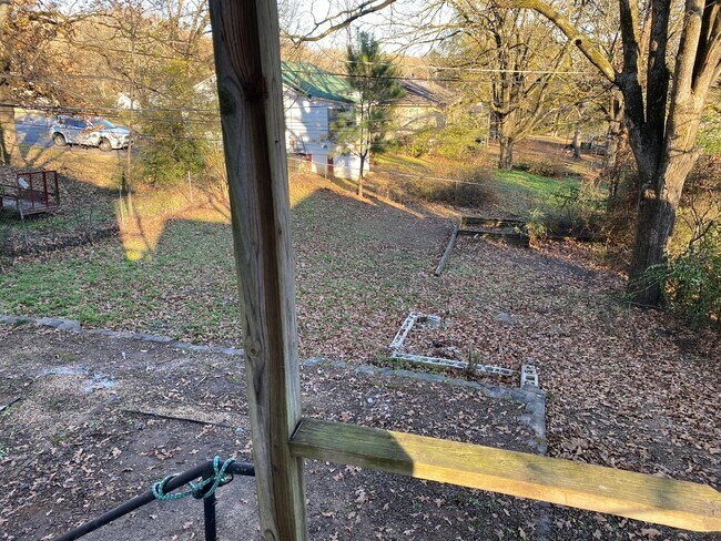 Building Photo - 2 Bed 1 Bath with Large backyard