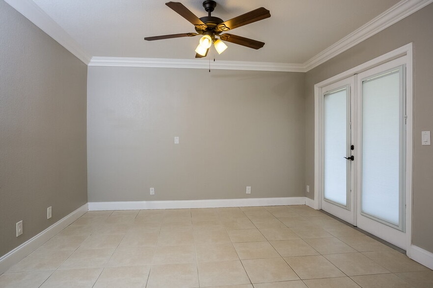 Building Photo - 580 NW 38th Ave