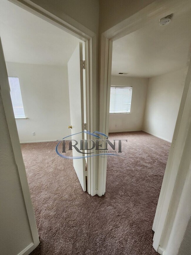 Building Photo - 3 bedroom, 2 ½ bath SOLAR home