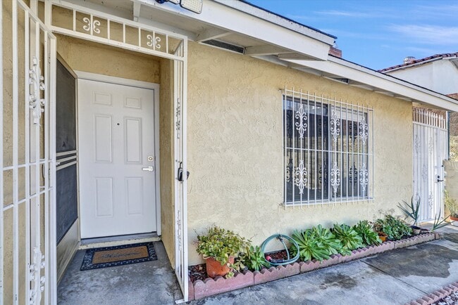 Building Photo - 2040 E 5th St