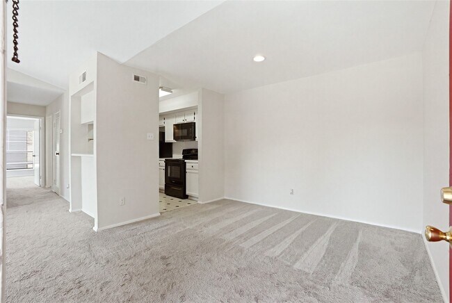 Building Photo - 2025 Augusta Dr