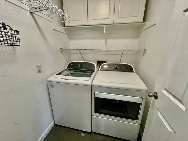 Building Photo - Beautiful 3B/2.5BA House w/ Large Yard, W/...