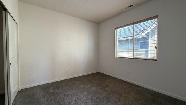 Building Photo - Spacious 4-Bed Home with Loft & Covered Patio in North Creek