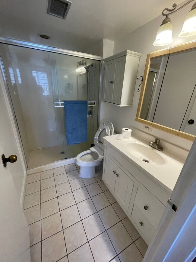 Building Photo - Gorgeous renovated high-floor apartment in great building.
