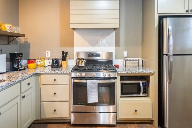 Building Photo - 301 NW F St