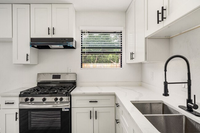 Building Photo - 404 Glenmore Dr