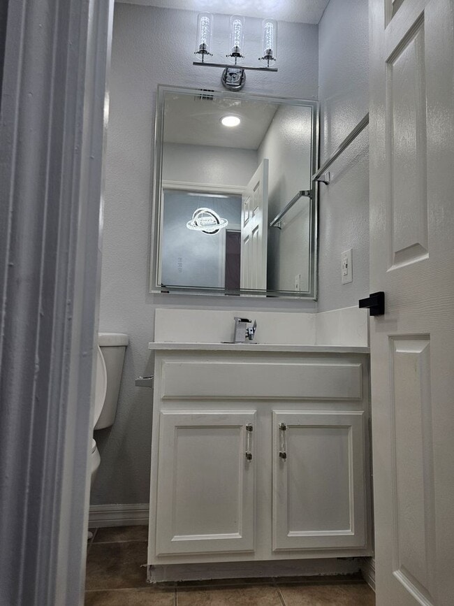 Building Photo - Stunning Fully Renovated Townhouse for rent in Land O' Lakes – Your Dream Home Awaits!