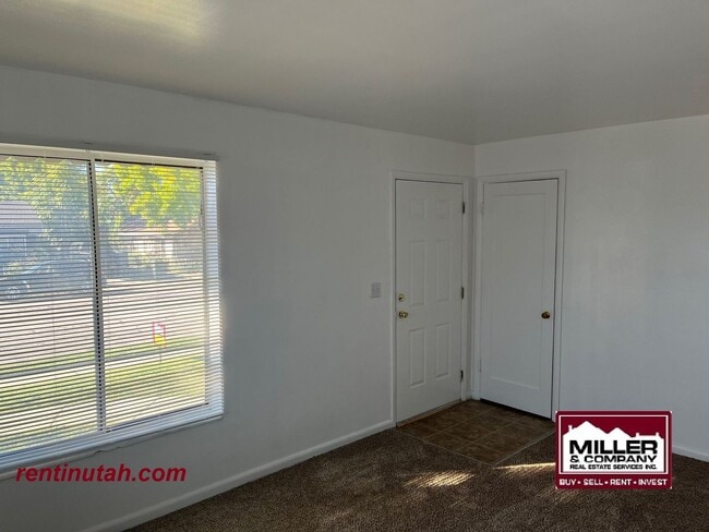 Building Photo - Cute 2 bedroom Duplex For Rent!!