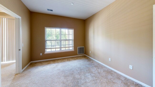 Building Photo - Second Floor Front View 2 Bedroom in a Gated Community!