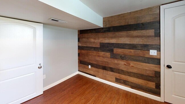 Building Photo - 300 SE Chicago St