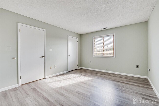 Building Photo - 807 Aspen Dr