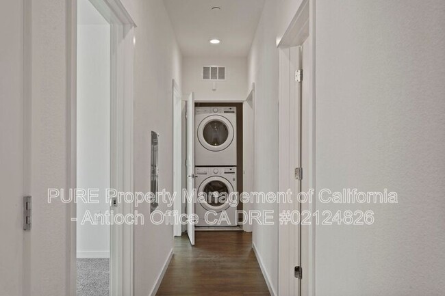 Building Photo - 2600 Wildflower Sta Pl