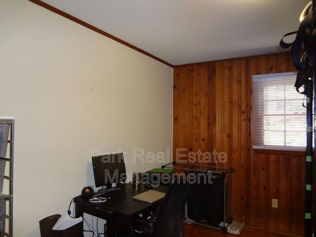 Building Photo - 432 S Greensboro St
