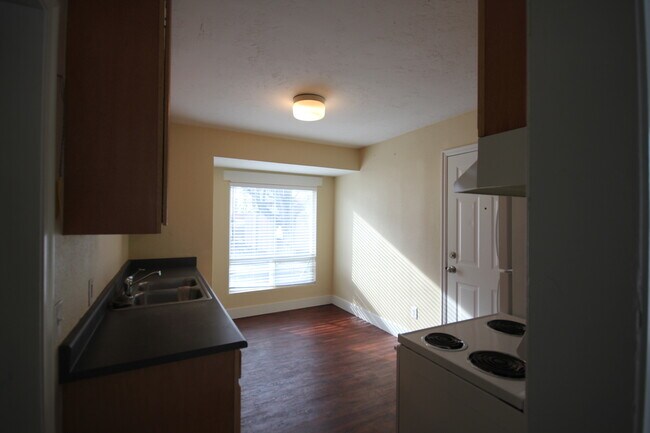 Building Photo - 3 Bedroom Duplex with Lovely Backyard(Upstairs)