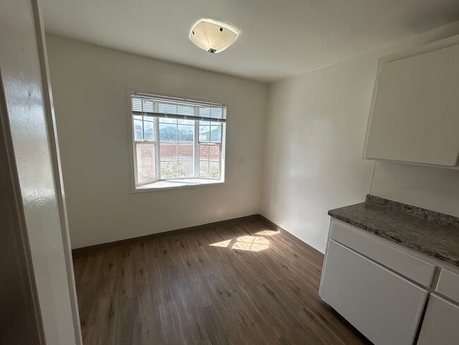 Building Photo - 2 Bedroom Home for Rent in Redding CA | Yard, Fireplace, Pet Friendly