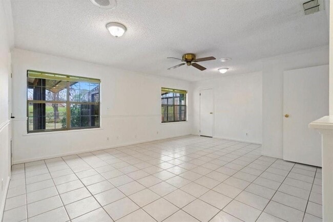 Building Photo - 318 Columbine St