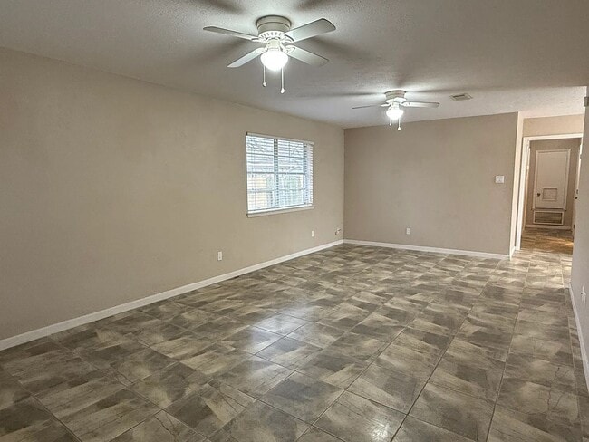 Building Photo - 3 Bed, 2 Bath in Southwood Valley for August Move In!