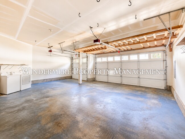 Building Photo - Bright and Spacious 4 Bedroom in Convenient CK location with fenced backyard and 3 car garage
