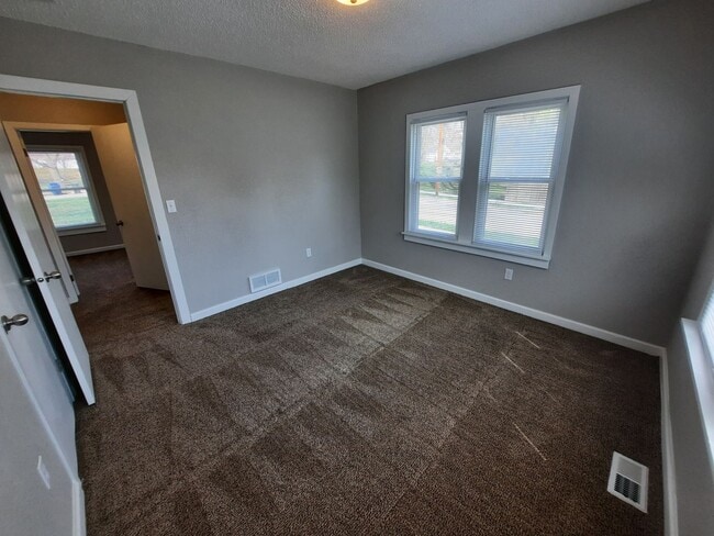 Building Photo - 2 bedroom, 1 bathroom home on large corner...