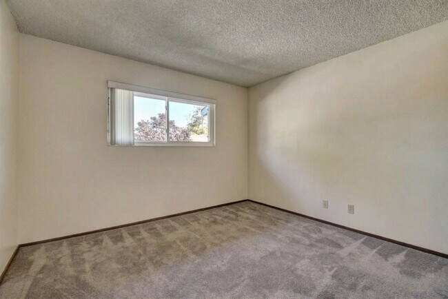 Building Photo - Modern 2-Bedroom Townhome in Peaceful Redwood Community