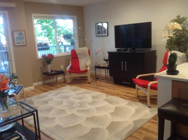 Building Photo - 396 Larkspur Plaza Dr