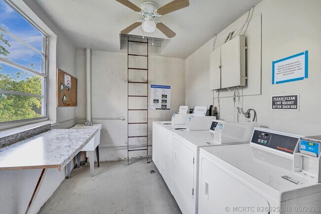 Building Photo - 9470 Poinciana Pl